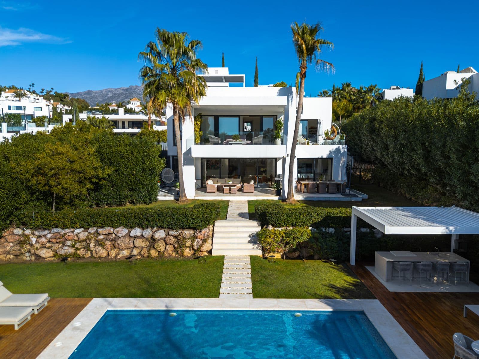 Detached property with 6 bedrooms and 6 bathrooms in Nueva Andalucía