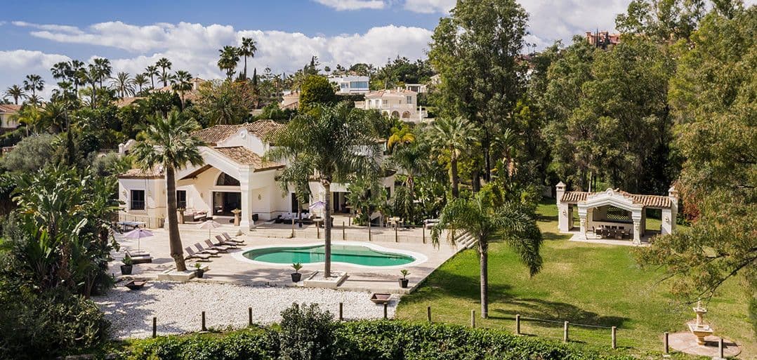 Villa with 6 bedrooms and 6 bathrooms in Nueva Andalucía