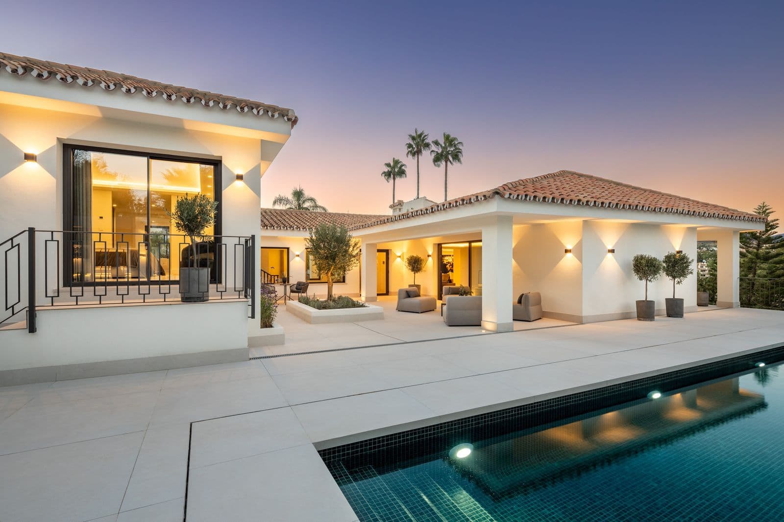 Villa in Nueva Andalucía, 5 bedrooms and 6 bathrooms