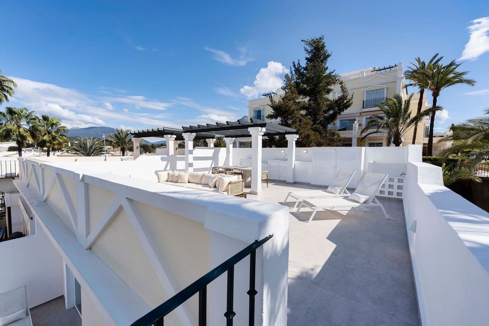 Penthouse with 3 bedrooms and 2 bathrooms in Nueva Andalucía