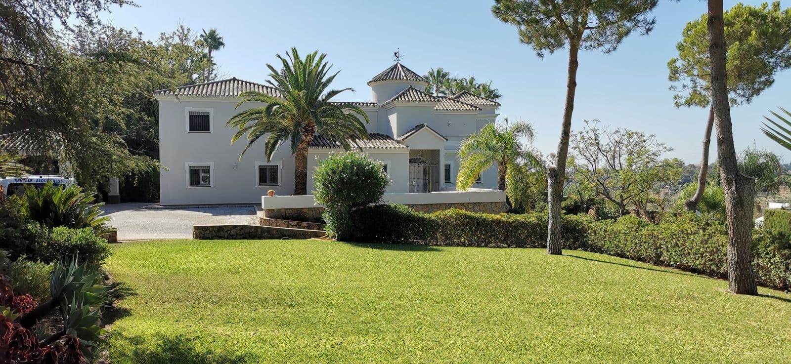 Villa in Estepona, 5 bedrooms and 5 bathrooms