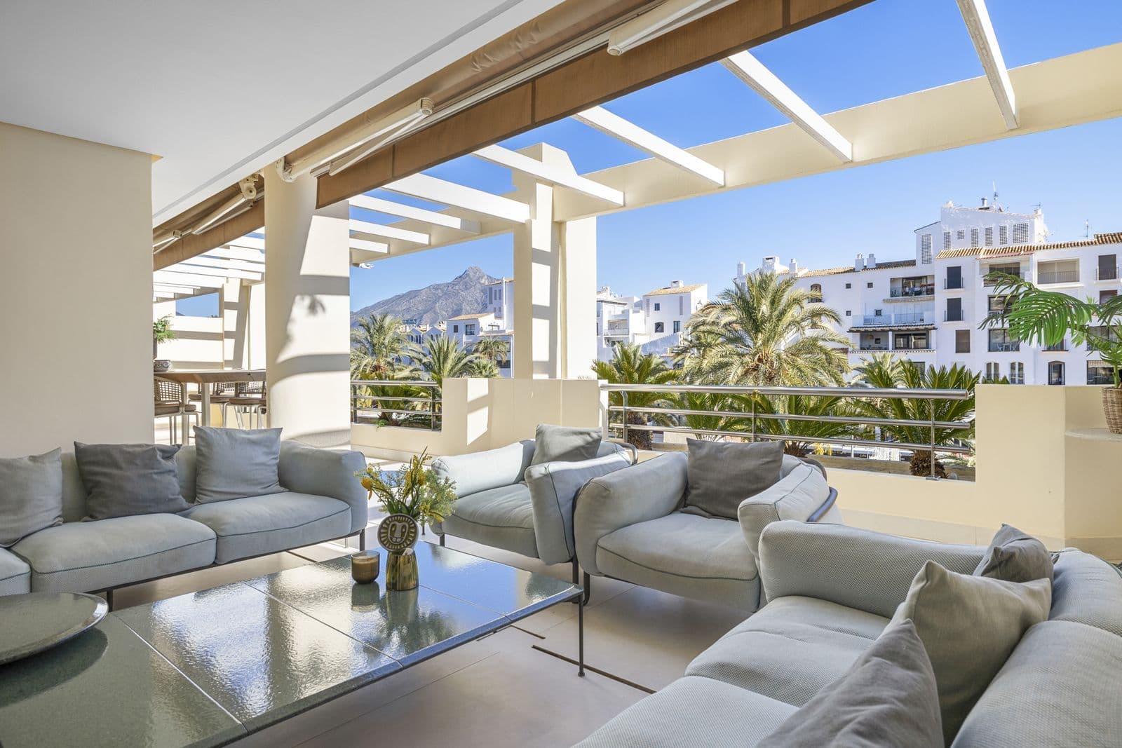 Apartment with 4 bedrooms and 4 bathrooms in Puerto Banús
