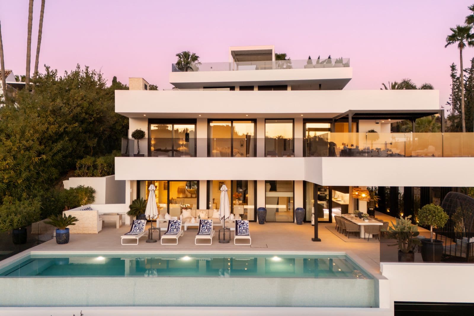 Villa in Nueva Andalucía, 4 bedrooms and 5 bathrooms