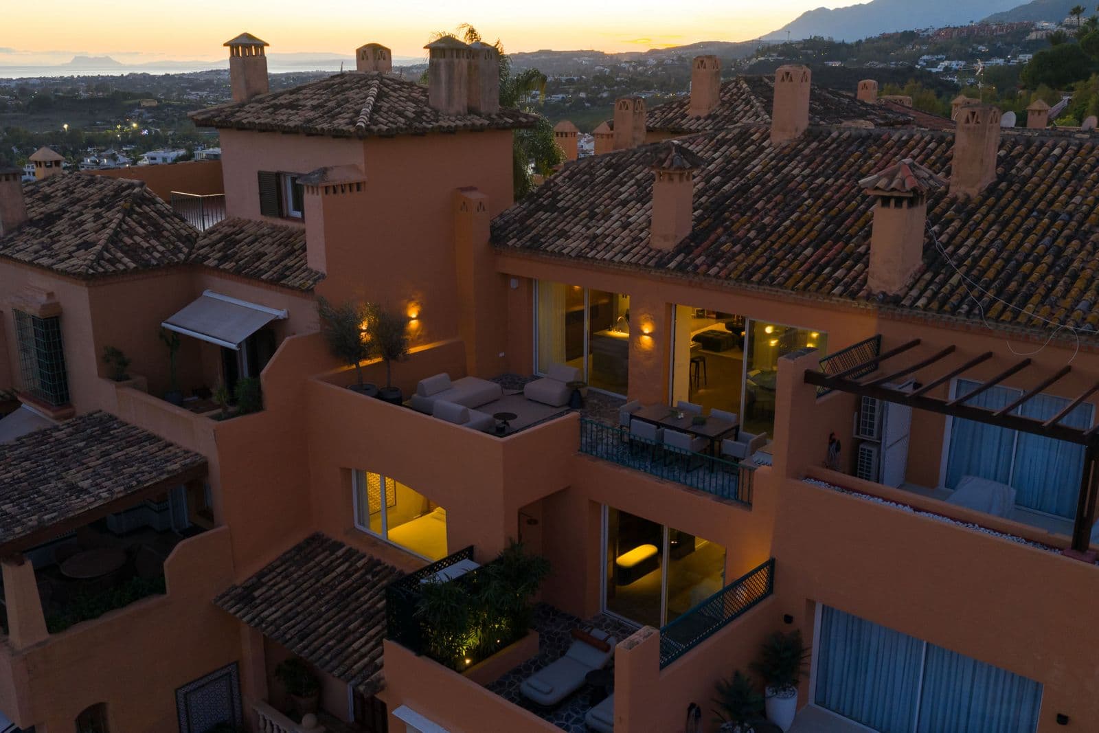 Penthouse with 4 bedrooms and 5 bathrooms in Nueva Andalucía