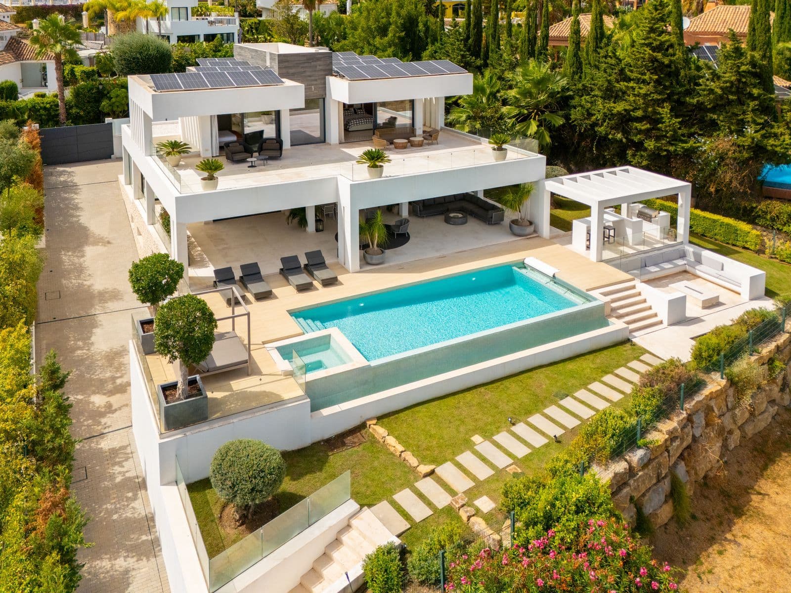 5-bedroom villa for sale in Nueva Andalucía