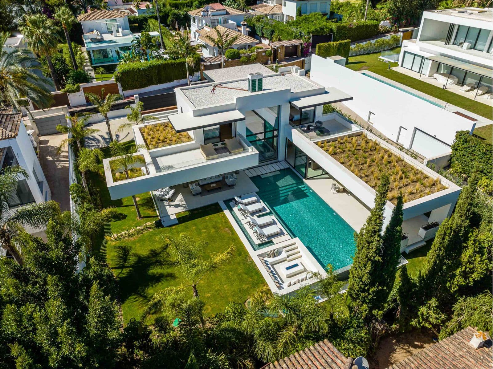 Villa with 5 bedrooms and 7 bathrooms in Nueva Andalucía