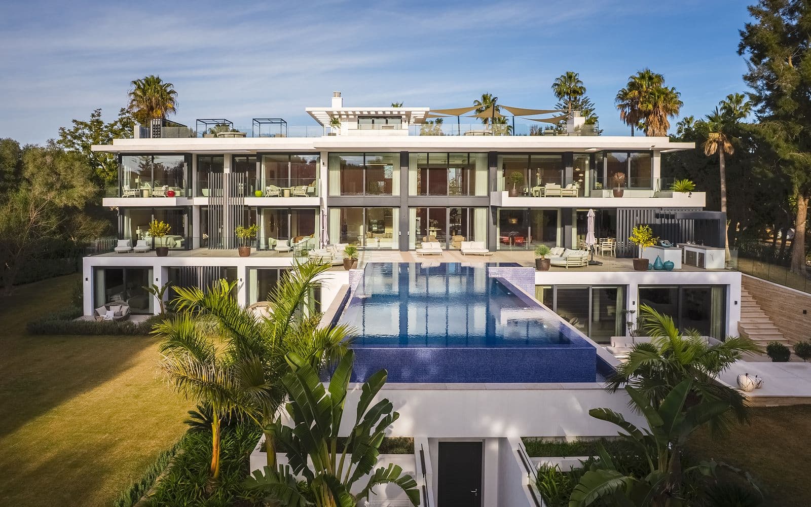 Mega villa with 7 bedrooms and 9 bathrooms in Sotogrande Costa