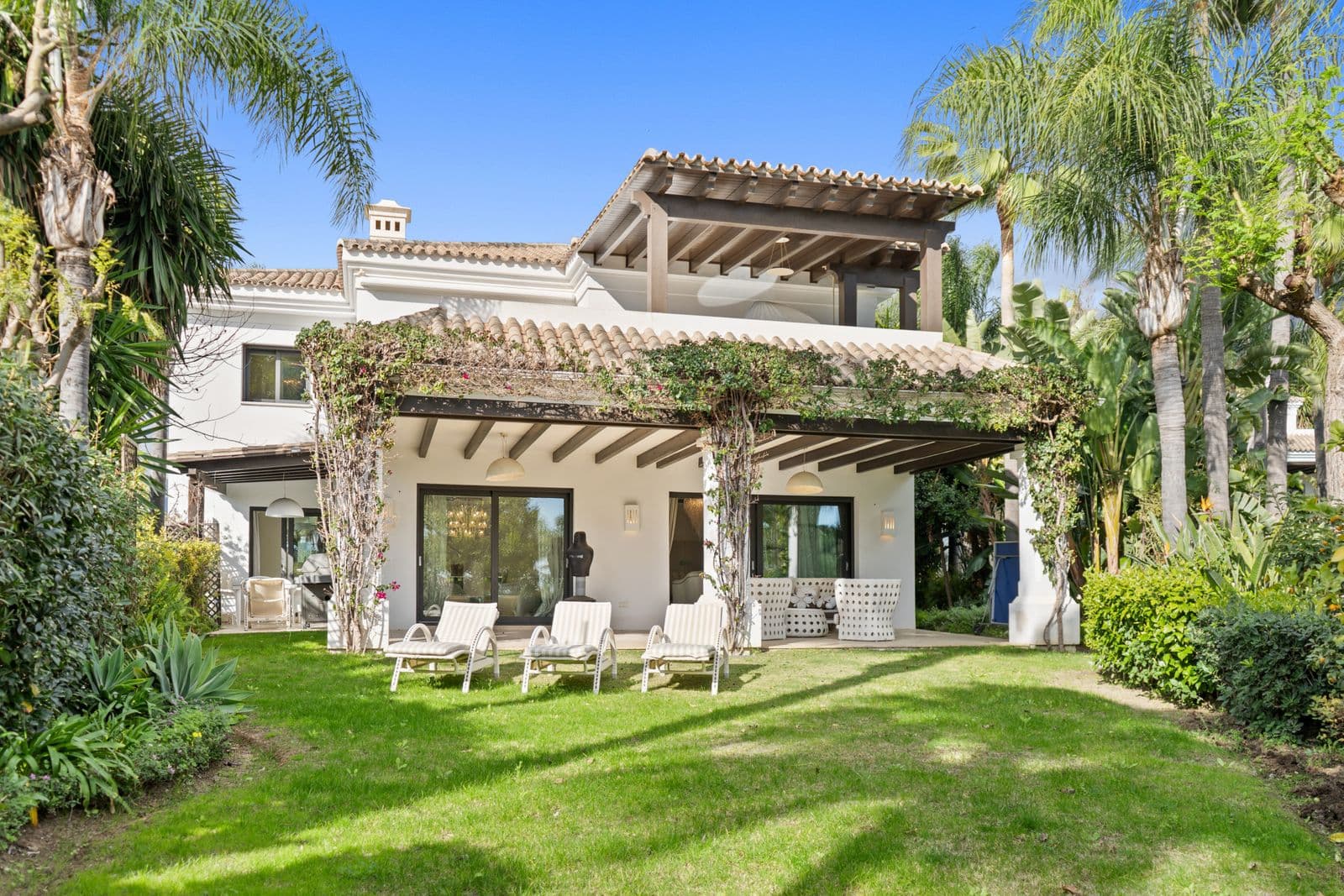 Villa with 6 bedrooms and 7 bathrooms in The Golden Mile